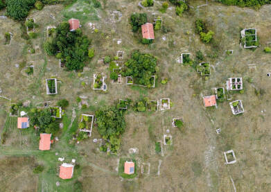 Uništeno selo u ratu, snimak dronom. Srušene i oštećene kuća u selu kao posljedica rata. Kuće uništene i spaljene artiljerijom tokom rata. Kuće u ruševinama.