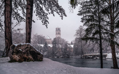 Zima u Bihaću, Kapetanova kula, Una i Crkva Svetog Antuna Zimska idila u Bihaću sa Kapetanovom kulom u pozadini.