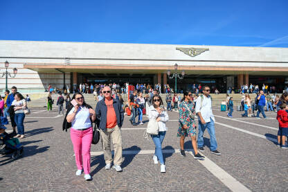 Željeznička stanica u Veneciji, Italija Grupa turista u Veneciji, Italiija. Ljudi putuju.