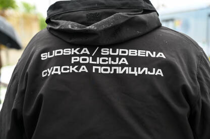 Sudska policija, natpis na uniformi policajca. Naptis: Sudska policija na uniformi policajca. Policajac Suda Bosne i Hercegovine. Sud BiH.