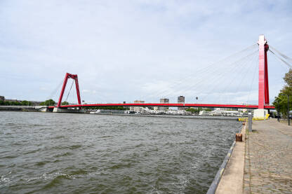 Roterdamu, Nizozemska Crveni kablovski most u Roterdamu, Nizozemska. Most Willemsbrug u Roterdamu, Holandija. Moderna arhitektura i gradski pejzaž. Landmark.