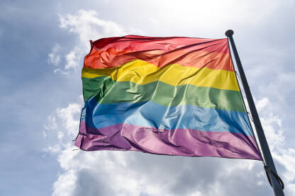 LGBTIQ zastava se vijori na vjetru LGBTIQ zastava se vijori na vjetru na jarbolu u gradu.