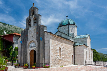 Manstir Tvrdoš Manastir Tvrdoš se nalazi nedaleko od Trebinja. Manastir je sjedište Zahumsko-hercegovačke i primorske eparhije i izgrađen je 1509. godine, na temeljima crkve iz IV vijeka.