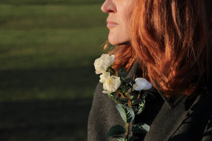 Žena drži bijele ruže. Solidarnost sa žrtvama nasilja. 

Fotografija besplatna za ilustrovanje medijskih sadržaja o nasilju, svako drugo korištenje je zabranjeno.

Autorka: Svjetlana Panić
