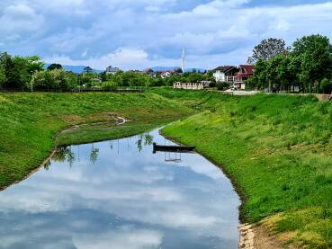 odraz krajolika u rijeci