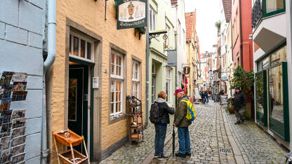 Bremen, Njemačka: Zgrade u starom gradu. Turisti na ulici. Bremen, Njemačka: Zgrade u starom gradu. Turisti na ulici.
