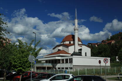 Bosanska džamija, Alipašino, Sarajevo Novoizgrađena džamija u klasičnom stilu. Alipašino, Sarajevo.