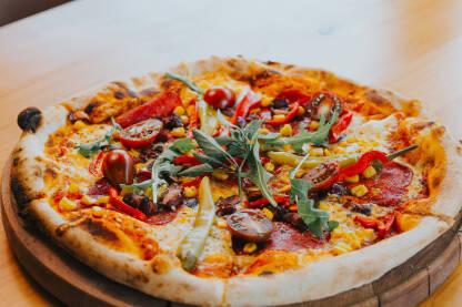 Pizza na stolu Pizza na drvenom stolu