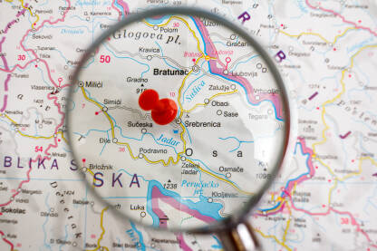 Srebrenica Srebrenica - zakačen grad na mapi pogled kroz lupu