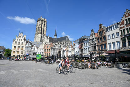 Mechelen, Belgija, centar grada Mechelen, Belgija: Zgrade u centru grada. Ljudi šetaju ulicom.