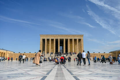 Ankara, Turska: Ljudi ispred mauzoleja Anitkabir. Ankara, Turska: Ljudi ispred mauzoleja Anitkabir. Anıtkabir je počivalište Mustafe Kemala Ataturka. Atatürk je bio osnivač Republike Turske.