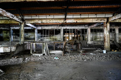 AK1_8060 Devastirane fabrike tokom privatizacije u BiH. Unutrašnjost bivše tvornice. Stari i napušteni industrijski kompleks. Razrušena magacinska hala.