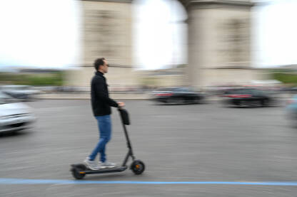 Muškarac vozi električni romobil na ulici Muškarac vozi električni romobil na ulici. e-skuter. Mutna fotografija čovjeka koji vozi romobil u Parizu, Francuska.
