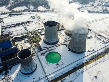 Zagađenje zraka Zagađenje zraka. Fabrički dimnjaci ispištaju zagađen zrak u životnu sredinu. Snimak dronom na industrijski kompleks.