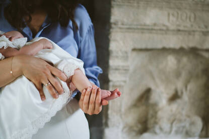 Dječija stopala - newborn Novorođenče - detalji