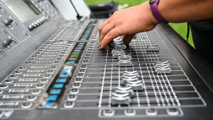 Djevojka radi za mix pultom Djevojka radi za mix pultom. Audio mikser ploča. Konzola za miksiranje zvuka na rock koncertu uživo.