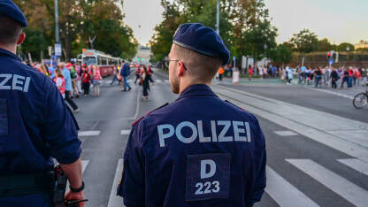Policajac na ulici u Beču, polizei Beč, Austrija: Policajac na ulici tokom protesta. Austrijski policajac nadgleda demonstracije.
