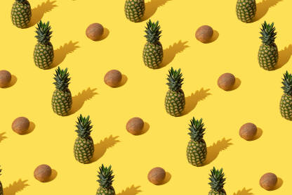 Ananas i kokos Ananas i kokos na žutoj pozadini.