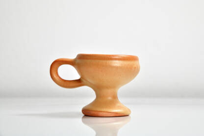 Žuta kadionica na bijeloj pozadini