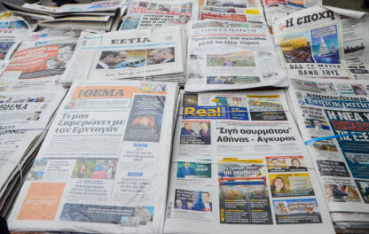 Novine u Grčkoj. Grčka štampa. Mnogo dnevnih i sedmičnih novina na štandu u Atini u Grčkoj.