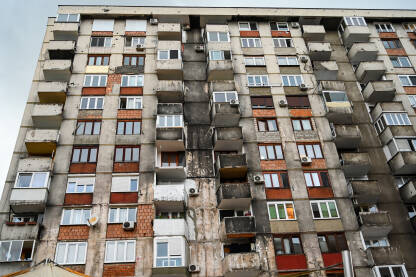 Zgrada oštećena tokom rata Ostaci rata na zgradi u Sarajevu, BiH. Zgrada pogođena granatama.