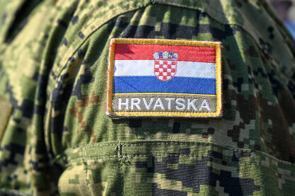 Oružane snage Republike Hrvatske. Hrvatska vojska. Oružane snage Republike Hrvatske tokom službene ceremonije. Hrvatska zastava na maskirnoj uniformi. Grb na ramenu vojnika.
