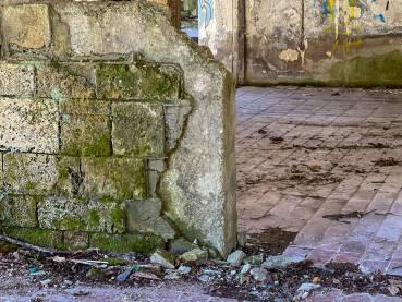 Zid koji se raspada. Zgrada za rušenje. Raspadnuti pod i ostaci zida.