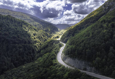 Zavojita planinska cesta u srcu Bosne i Hercegovine.