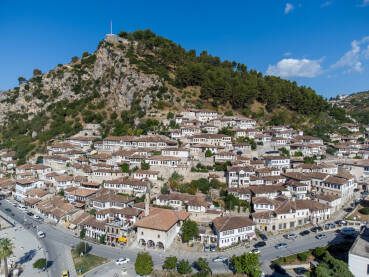 Berat, Albanija Berat, Albanija. Stari grad Berat, snimak dronom. Grad 1000 prozora.