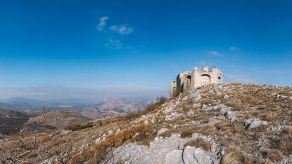 Panoramska fotografija Austro-Ugarske tvrđave "Golo brdo" kod Trebinja. U pozadini se vidi grad Trebinje