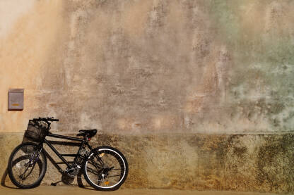 Crno biciklo na ulici.