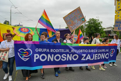 Bh. povorka ponosa 2023 Grupa roditelja i LGBTIQ djece "Zagrljaj", šeta sa transparentom na Povorci ponosa u Sarajevu, 24. jun 2023. Roditelji na protestu zajedno sa svojom LGBTIQ djecom.