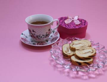 Kolač i čaj Čaj i kolač na roze podlozi