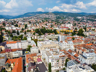 Panorama Sarajeva, glavnog grada Bosne i Hercegovine. Sarajevo, BiH, snimci dronom.