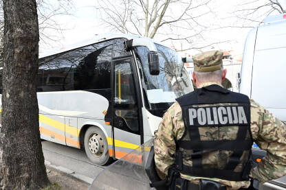 Specijalne policijske snage na ulici. Taktički naoružani policajac na protestu. Tim interventne policije.