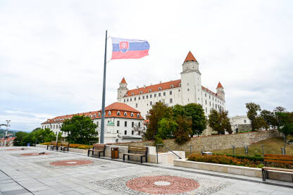 Bratislava, Slovačka. Dvorac na brdu. Bratislava, Slovačka. Dvorac na brdu iznad starog grada. Popularna turistička destinacija. Spomenik.