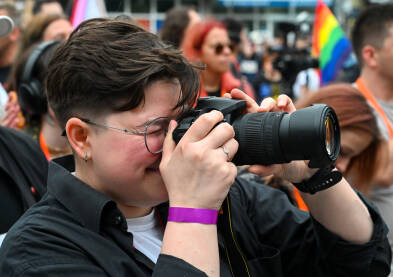 Djevojka sa fotoaparatom. Fotografkinja. Djevojka sa kamerom. Žena sa fotoaparatom na protestu. Fotografkinja.