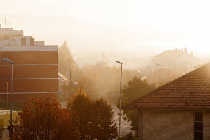 Jesenje maglovito jutro iznad jedne gatačke ulice.