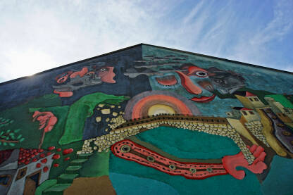 Mural na zidu škole izrađen u skolpu Street Art festivala Mostar 2020 za vrijeme korone. Autor murala je Saša Peševski