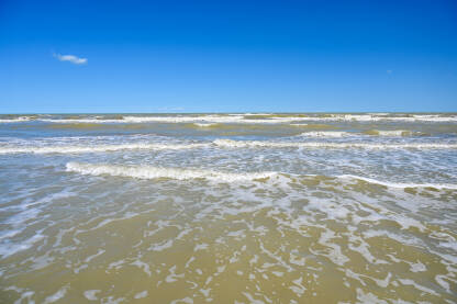 Valovi na moru. Pješčana plaža Valovi na moru. Pješčana plaža. Obala mora. Jadransko more u Italiji.