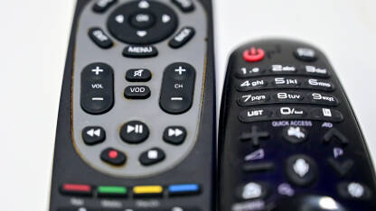 Daljinski upravljač za TV. Daljinski upravljač za TV na stolu u dnevnoj sobi. Mnogo gumba na daljinskom upravljaču televizora.