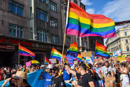 Dugine zastave Povorka ponosa 2022, Sarajevo, Bosna i Hercegovina. Učesnici nose zastave duginih boja i traže jednaka prava za pripadnike LGBTIQ zajednice.
