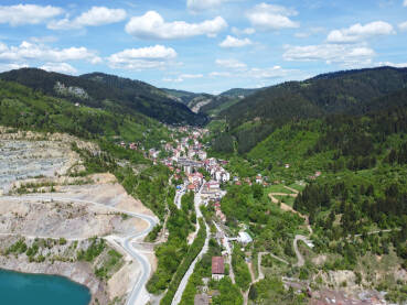 Panorama Vareša, snimak dronom. Vareš je rudarski gradić u centralnoj BiH.