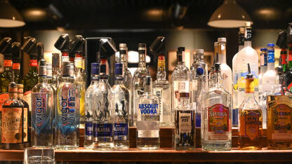 Žestoka alkoholna pića Različite vrste alkoholnih pića na polici u kafiću. Žestoka alkoholna pića. Vodka, tequila, whiskey.