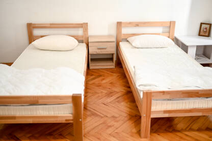 Kreveti u sobi u apartmanu za iznajmljivanje. Kreveti u sobi u apartmanu za iznajmljivanje. Obični kreveti u spavaćoj sobi.