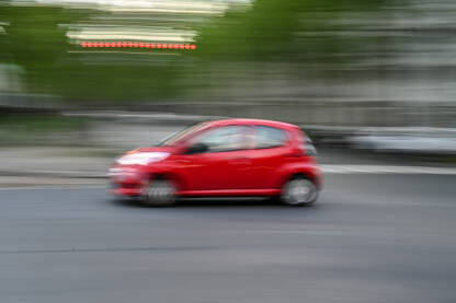 Auto se brzo kreće po ulici. Prijevoz. Auto se brzo kreće po ulici. Prijevoz. Crveni auto u gradu.