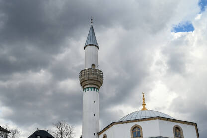 Minaret i džamija. Minaret i džamija.