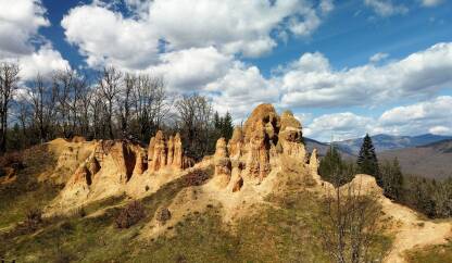 Na devetom kilometru starog puta Foča - Miljevina – Sarajevo, u mjestu Pirni Do, nalaze se Pješčane piramide i pravo su remek djelo prirode.