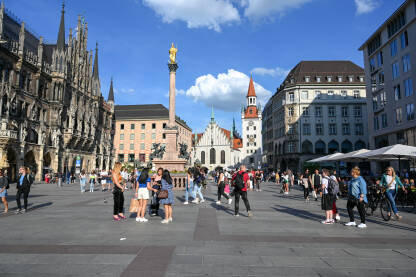 Minhen, Bavarska, Njemačka. Ljudi šetaju glavnim trgom Minhen, Bavarska, Njemačka. Ljudi šetaju glavnim trgom u centru grada. Marienplatz. Zgrada stare i nove Vijećnica.