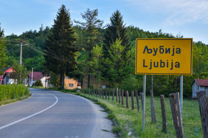 Ljubija Saobraćajni znak sa natpisom Ljubija. Republika Srpska, Bosna i Hercegovina.